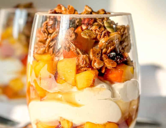 Pêssegos maduros com iogurte e frutos secos